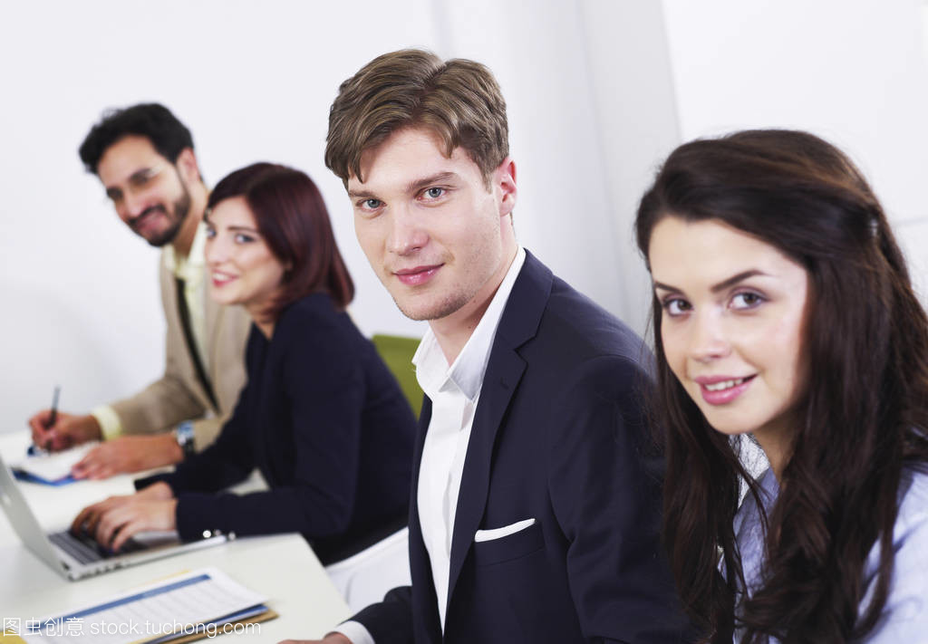 商人在辦公室中 商務服務的核心角色與專業(yè)價值